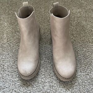 Size 9, tan Chelsea boot